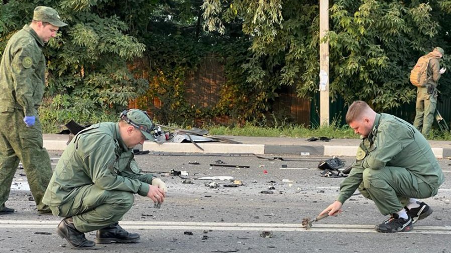 Śledczy na miejscu wybuchu samochodu Darii Dugin