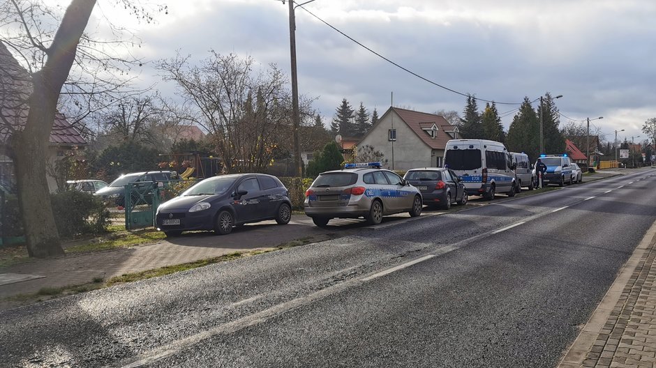 Policjanci zabezpieczali miejsce zbrodni w Jeninie