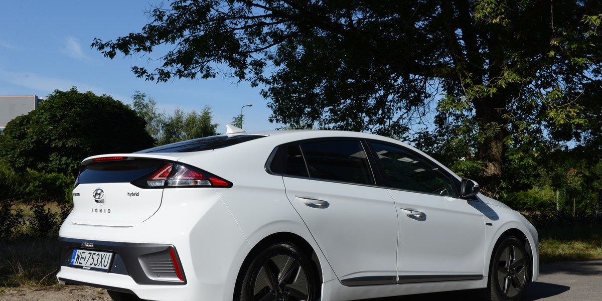 Hyundai Ioniq Hybrid to jedna z najlepszych hybryd dostępnych na rynku, przynajmniej w gronie tych, które można kupić za rozsądne pieniądze. Tej wersji nie można naładować z gniazdka, ale auto w mieście może palić mniej niż 5 l/100 km. A przy tym świetnie sprawdza się także na trasie.