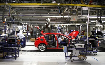 Polski przemysł dostanie lekkiej zadyszki. Powód? Brak materiałów i surowców