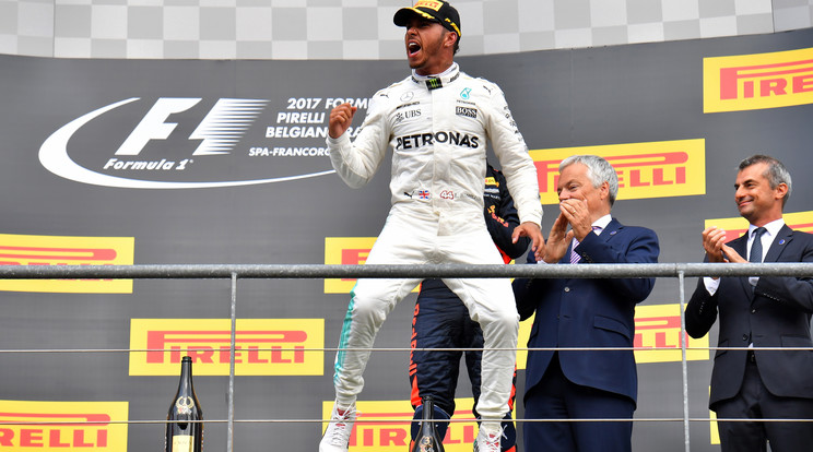 Hamilton 7 pontra csökkentette hátrányát, így joggal örült /Fotó: AFP