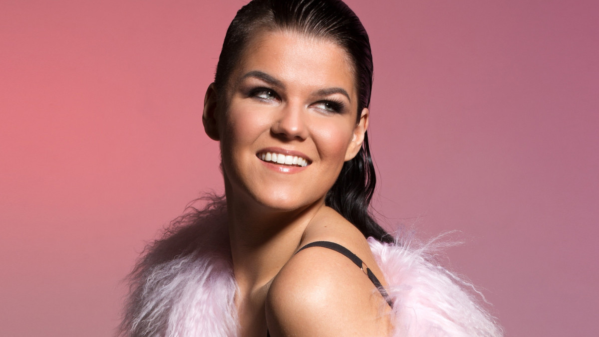 Fińska wokalistka Saara Aalto wydała specjalną akustyczną wersję utworu "Monsters", z którym startować będzie w konkursie Eurowizja 2018. W piosence śpiewa we wszystkich językach krajów uczestniczących w imprezie, w tym m.in. po polsku.