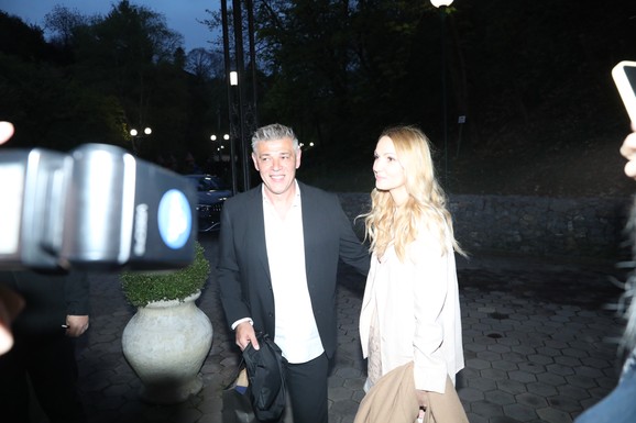 SAVO MILOŠEVIĆ SA ZGODNOM PLAVUŠOM, A VANJA GINEKOLOG BEZ SNEŽANE Poznati kod Ace Sofronijevića: Donose poklone i cepaju mu majicu (Video)