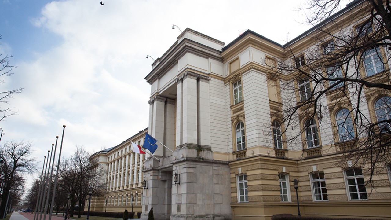 Interwencja służb przed Kancelarią Premiera. Kobieta miała kanister i chciała rozmawiać z Donaldem Tuskiem
