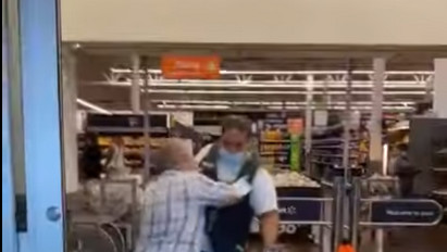 Durva verekedés tört ki egy biztonsági őr és egy, a maszk viselését megtagadó vásárló miatt egy szupermarketben – videó