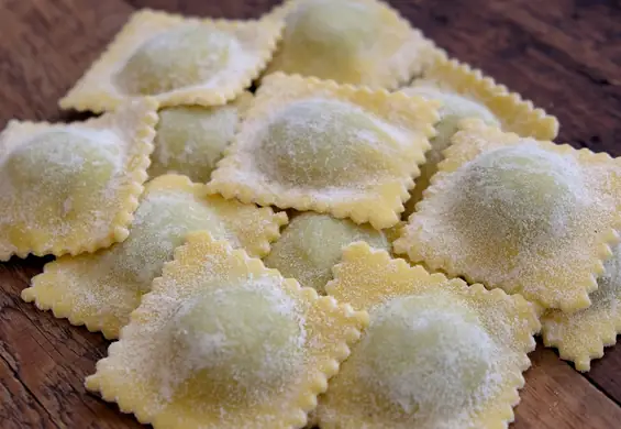 Raviolo z płynnym żółtkiem i serkiem ricotta. Banalny przepis, a poczujesz się jak Nigella Lawson