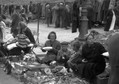 Warszawa, jesień 1945 r. Handlarki na bazarze Różyckiego