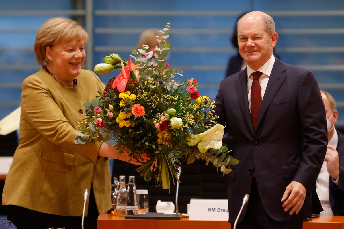 Przyszły kanclerz Olaf Scholz z ustępującą Angelą Merkel