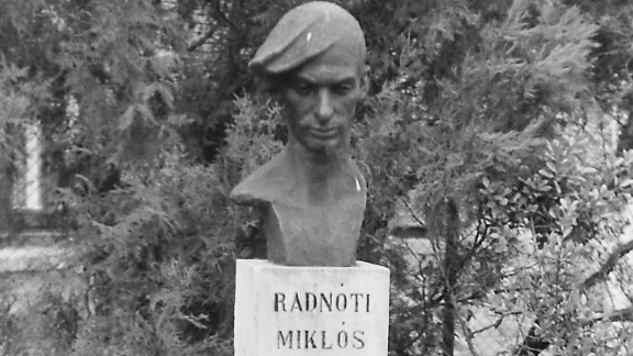 Ledöntötték a győri Radnóti Miklós-szobrot: fotón a vandálok rettenetes rongálása