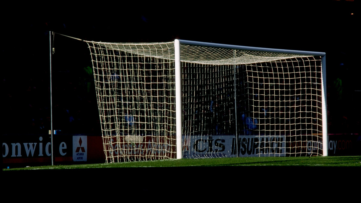 W niedzielę w lidze argentyńskiej zmierzyły się drużyny Rosario i San Lorenzo (0:2). W spotkaniu tym na murawę poleciały różne nietypowe rzeczy...