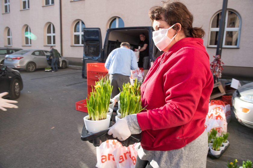 Wielkanoc w czasach zarazy. W Łodzi rozdawano żywność