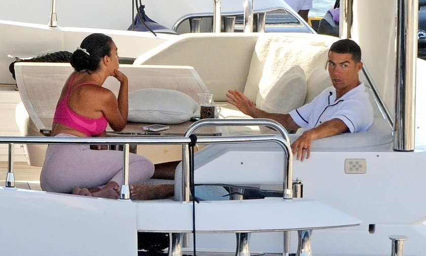 Cristiano Ronaldo wypoczywa na luksusowym jachcie.