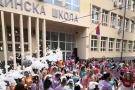 Zbog snimka maturanata iz Kruševca pljušte komentari da su "NADMAŠILI I BUGARE": Kraj škole slavili NA OVAJ NAČIN, a onda su ih sačekali "ČUVARI TRADICIJE"