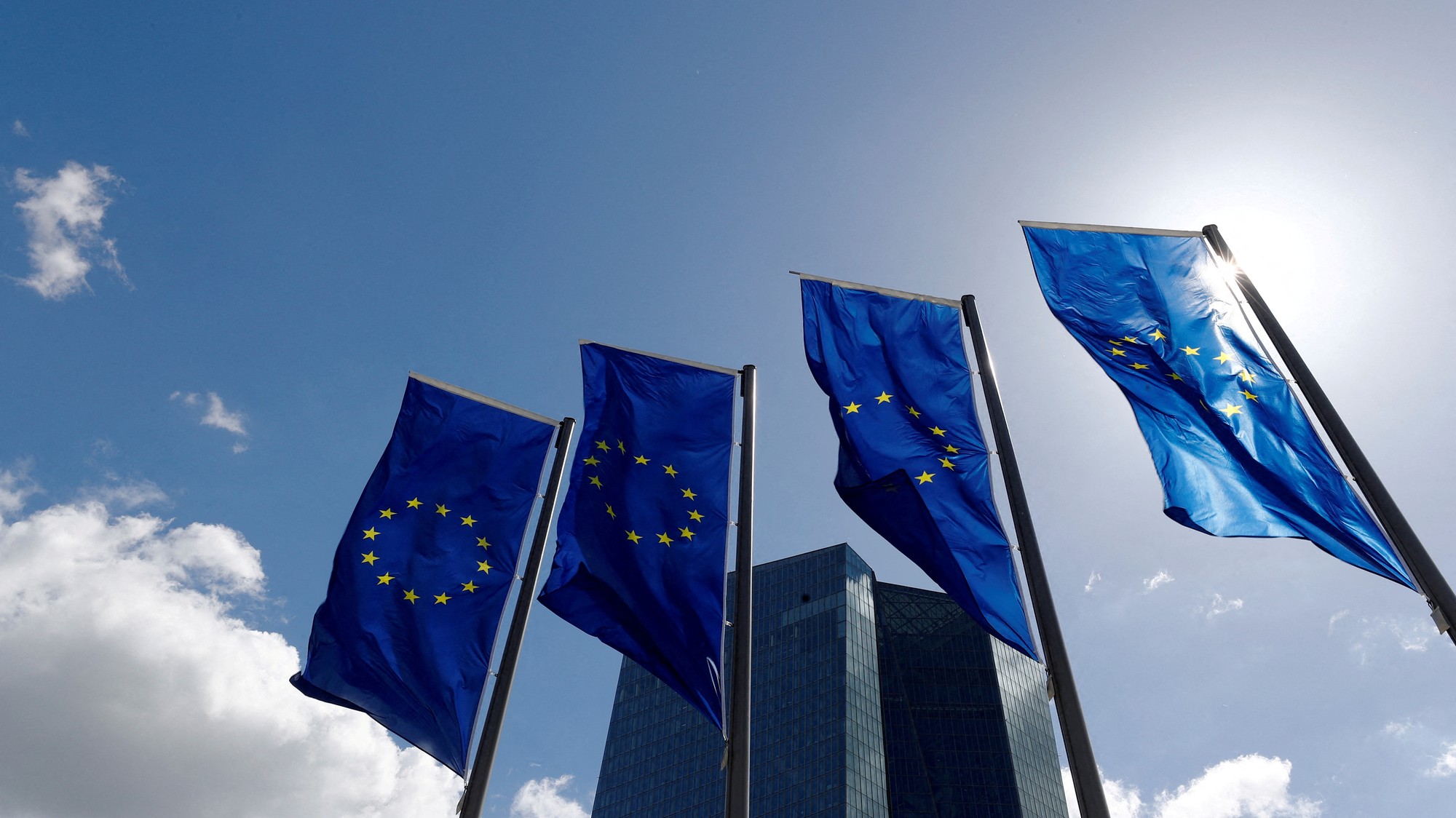Vlajky Európskej únie vlajúce pred ECB vo Frankfurte