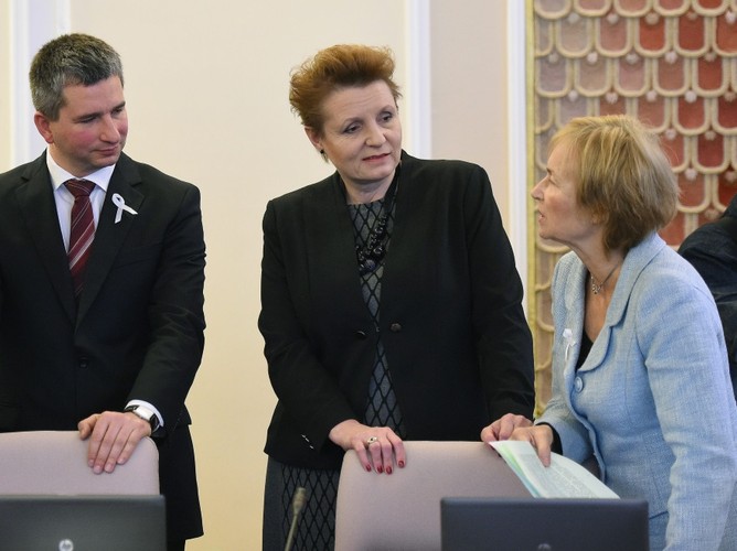 Małgorzata Omilanowska - minister kultury i dziedzictwa narodowego (w środku) i Lena Kolarska-Bobińska - minister nauki i szkolnictwa wyższego (po prawej)