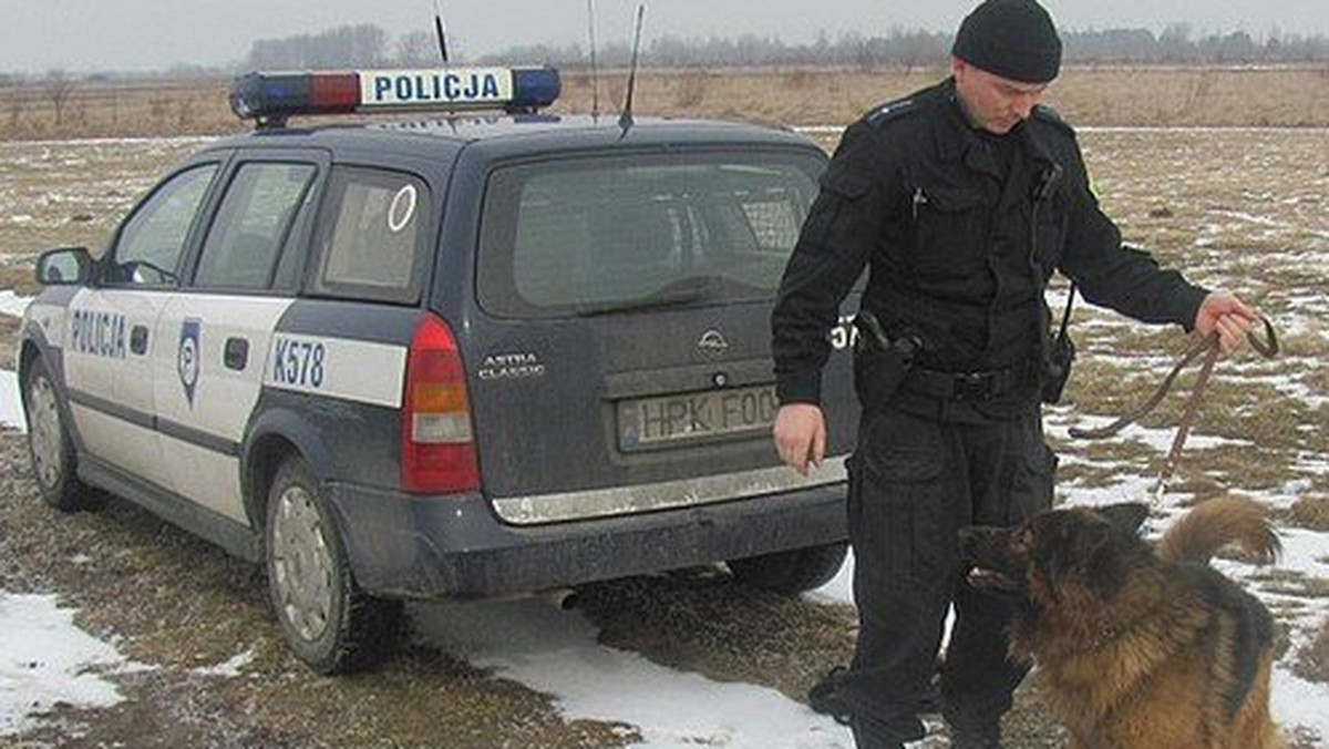 Policjanci ze Stalowej Woli zatrzymali 20-letniego mężczyznę, który włamał się do domu jednorodzinnego i skradł z niego instalację elektryczną o wartości 5 tys. złotych.