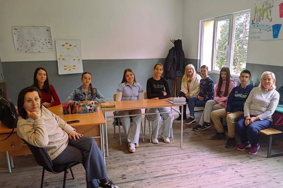 (FOTO, VIDEO) U celoj školi ima 20 đaka, greju se na "bubnjaru", a "KIDAJU" NA TAKMIČENJIMA po Srbiji! Ide im i engleski, matematika, informatika, uz to i ples folklor!