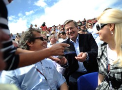 "Komorowski ukrywa przed nami poglądy"