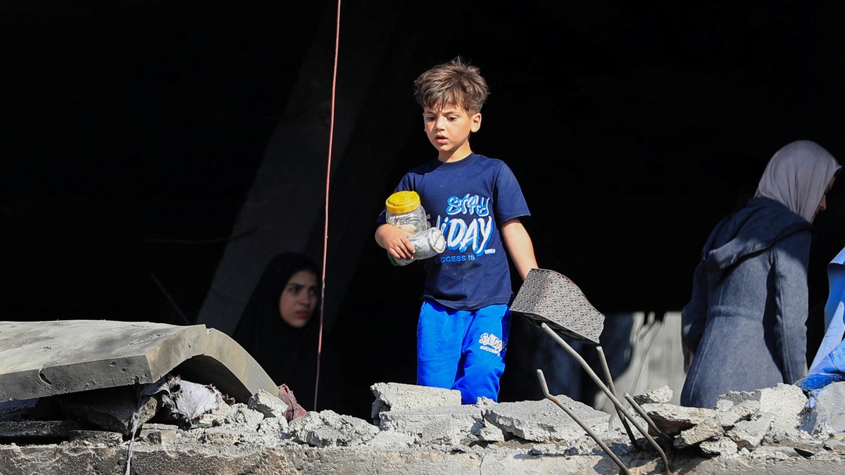 Palestinski dečak na ivici srušene zgrade u Gazi | Foto: REUTERS/Dawoud Abu Alkas