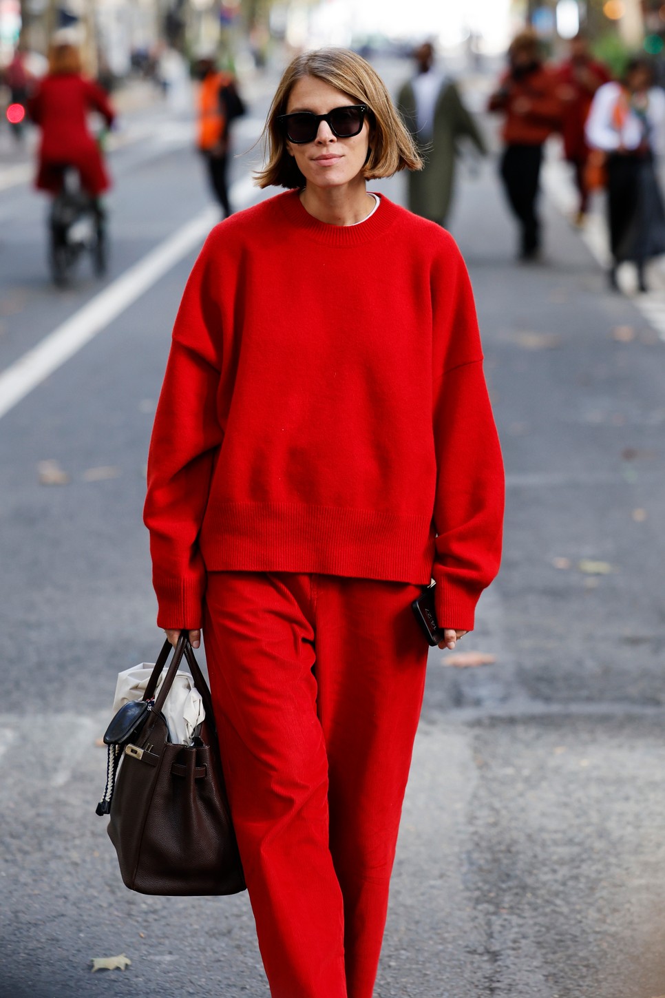 A piros pulóver sokszínűsége páratlan: képes illeszkedni laza szettekhez, és nyújthatja a legelegánsabb hatást is