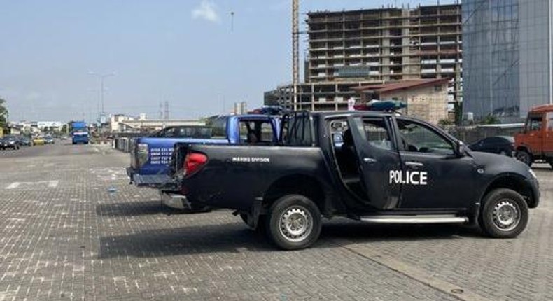 Police van at the Lekki toll gate on Monday, December 7, 2020 (Twitter: @SeyitanAtigarin)