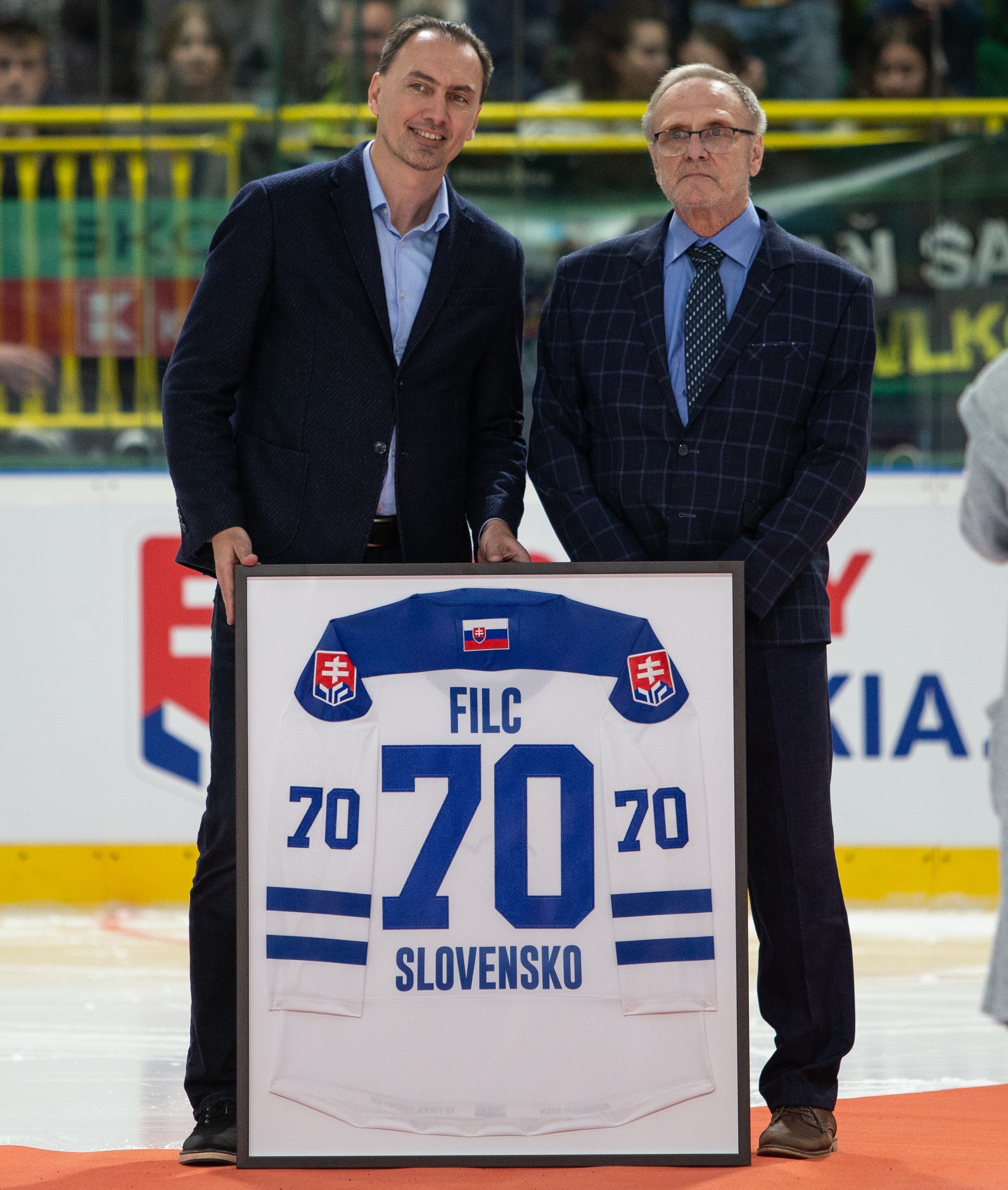 Zľava prezident Slovenského zväzu ľadového hokeja (SZĽH) Miroslav Šatan a bývalý tréner slovenskej hokejovej reprezentácie Ján Filc.
