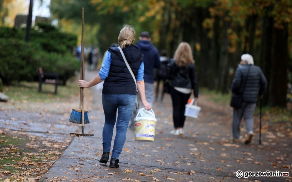 Ruch na największym gorzowskim cmentarzu coraz większy