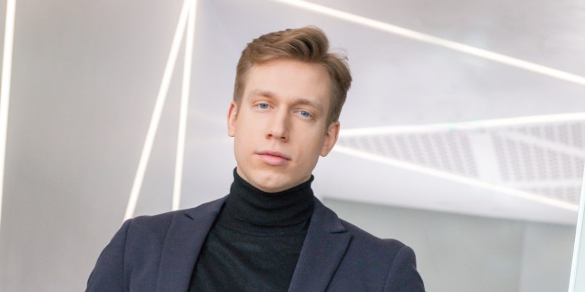 Gabriel Dymowski jest laureatem nagrody Forbes 25 under 25 i członkiem Global Shapers Community, inicjatywy Światowego Forum Ekonomicznego. Wcześniej pracował dla Giełdy Papierów Wartościowych, w projekcie GPW Private Market – rynku do tokenizacji aktywów z wykorzystaniem technologii blockchain. Członek grupy roboczej w Ministerstwie Cyfryzacji ds. rejestrów rozproszonych oraz blockchain.