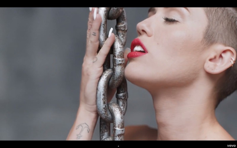 Miley Cyrus w klipie do 'Wrecking Ball'