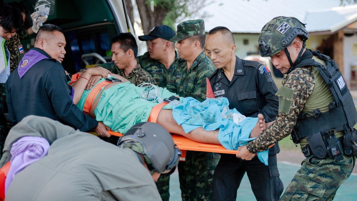 Tajlandski vojnici unose ranjenog civila u vozilo hitne pomoći | Foto: ROYAL THAI ARMY/HANDOUT/EPA/Shutterstock