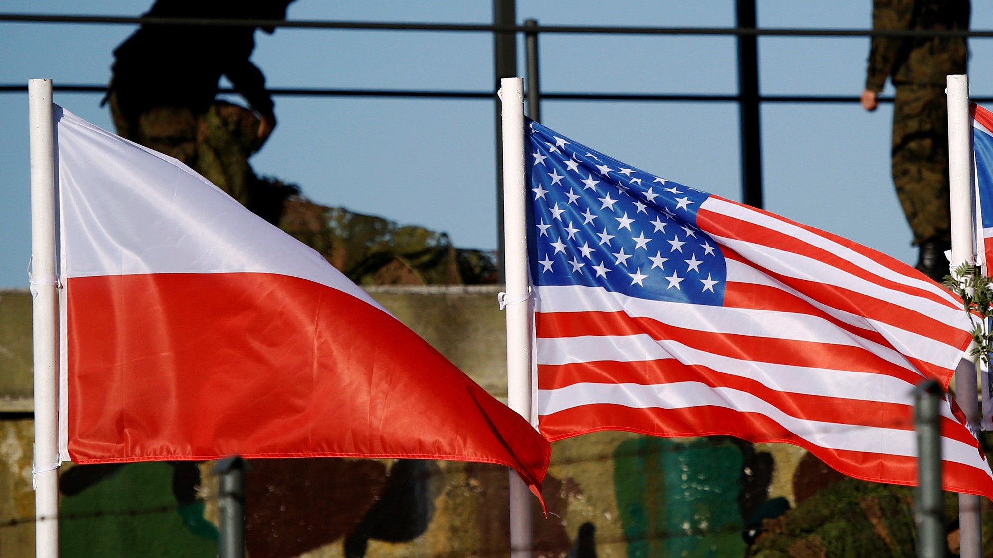 Vlajky Poľska, USA a Veľkej Británie počasj cvičenia s názvom Anakonda