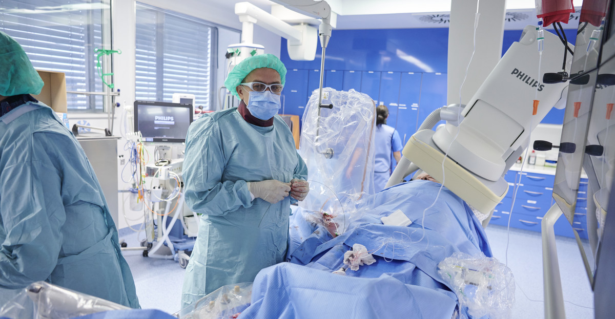 Dr Krzysztof Pujdak podczas wykonywania zabiegu kardiologicznego