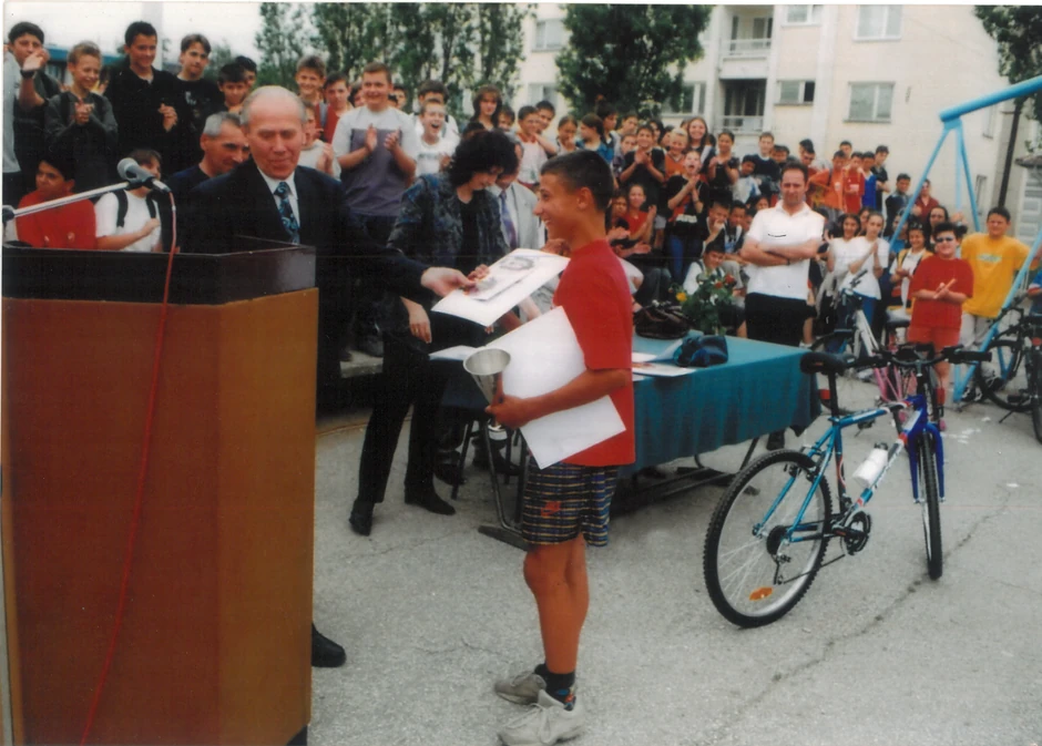Uroš Banović uručuje pehar i diplomu najboljoj ekipi na okružnom takmičenju “Šta znaš o saobraćaju”, Kladovo 2002.