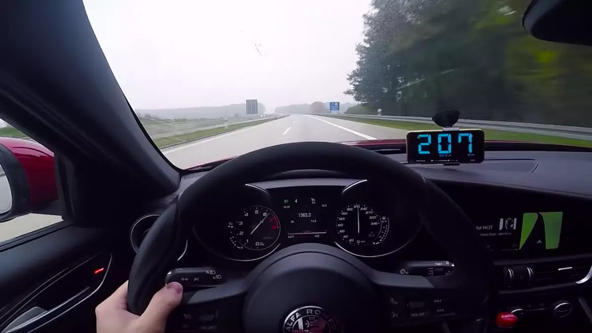 Alfa Romeo Giulia Q na autobahnie z prędkością 289 km/h