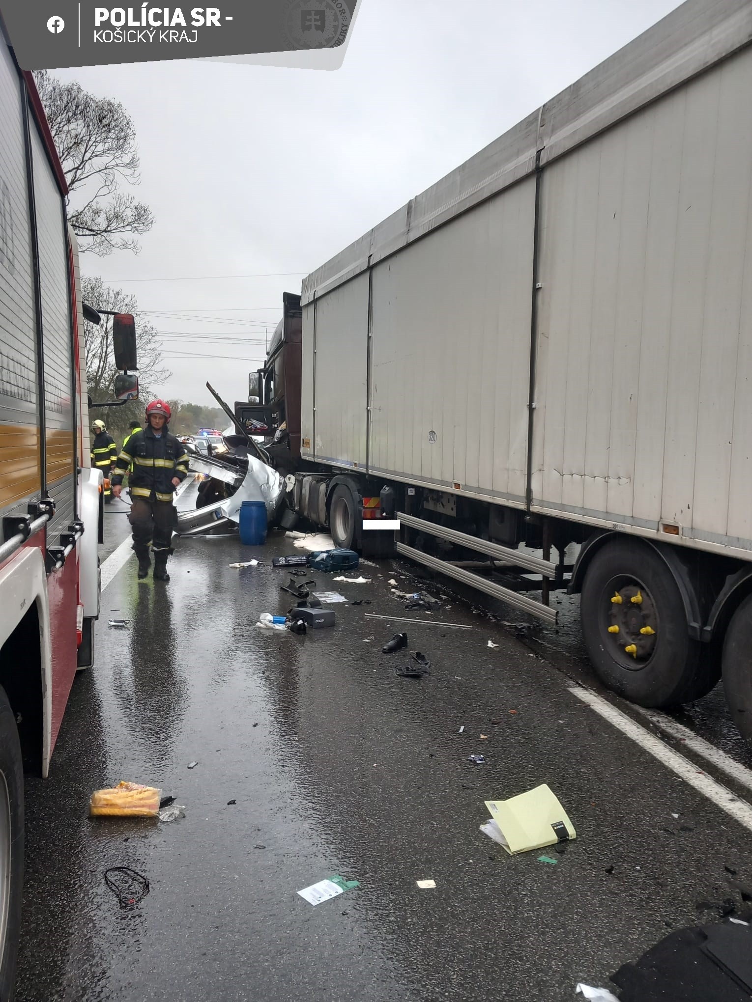 Pri zrážke s kamiónom v Rožňave prišiel o život vodič osobného auta.