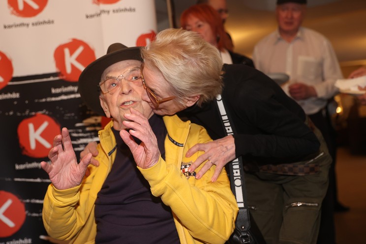 Su pareja, Angela, se encarga de que el tío Gyula recupere los kilos que ha perdido / Foto: Peter Zsolnay