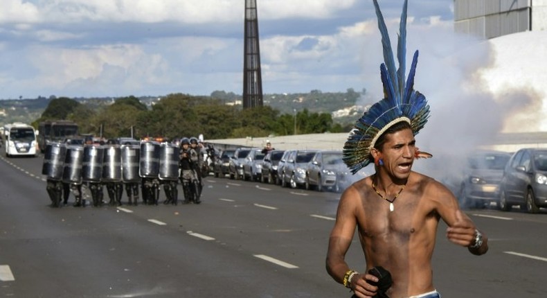 Brazilian indians from diverse ethnic groups clash with police during their annual march for their rights, in Brasilia, on April 25, 2017