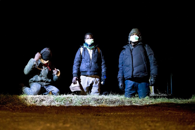 Nielegalni uchodźcy z Afganstanu i Afrki schwytani na zielonej serbsko-węierskiej granicy