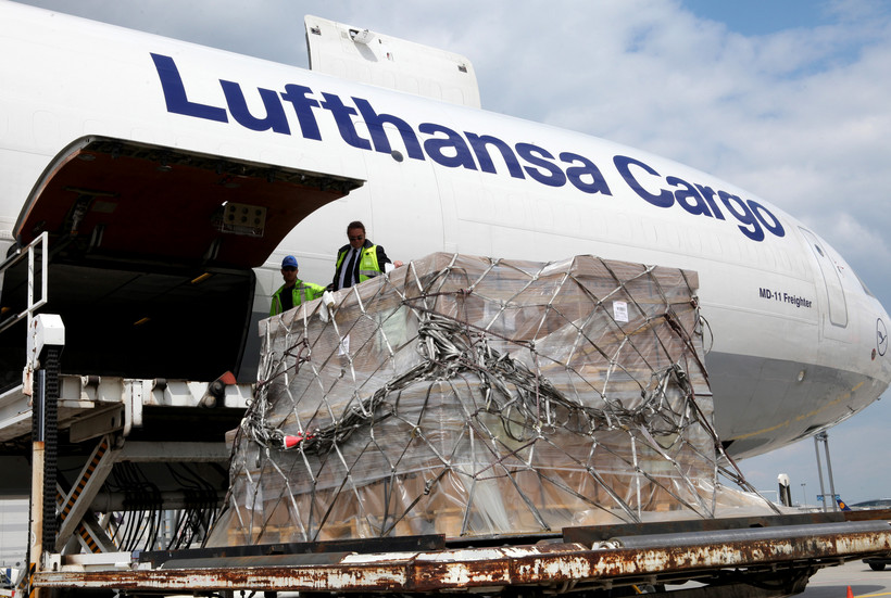Personel pokładowy niemieckich linii lotniczych Lufthansa zagroził strajkiem, do którego może przystąpić już w czwartek.