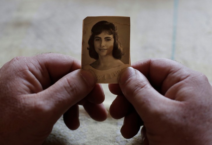 Iakovos trzyma w rękach zdjęcie matki z czasów jej młodości