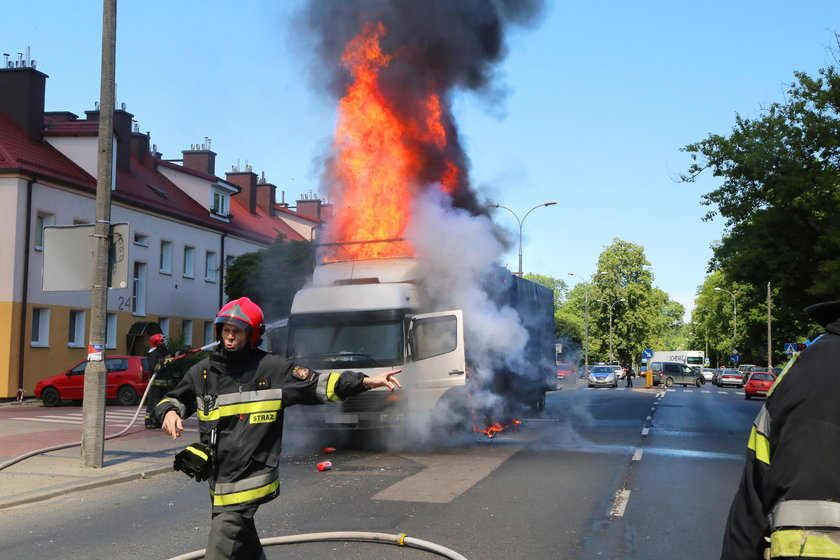 Na ulicy spłonął TIR