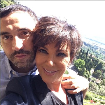 Kris Jenner itt éppen Ricardo Tiscivel, aki Kim Kardashian ruháját tervezte a nagy napra.