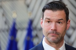 Burza w szwedzkim rządzie. Syn ministra ds. migracji wśród neonazistów