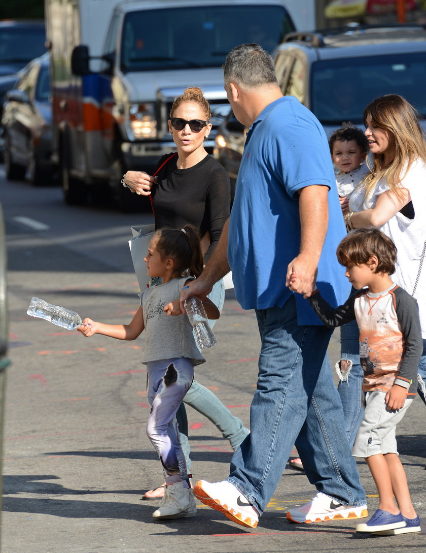 Jennifer Lopez na zakupach z dziećmi i przyjaciółmi