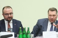 Posłowie PiS Przemysław Czarnek (P) i Paweł Jabłoński (L) podczas posiedzenia sejmowej komisji śledczej