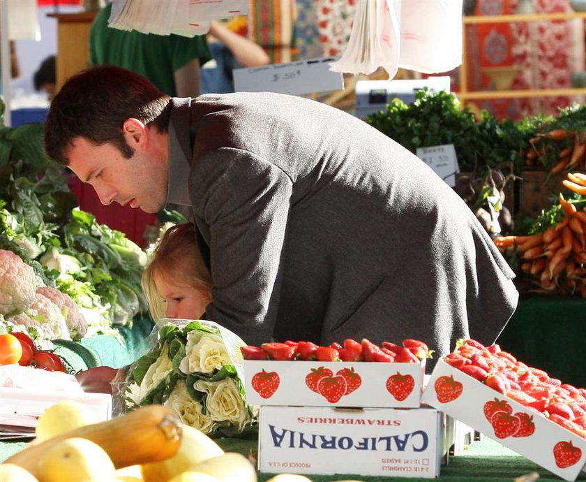 Ben Affleck kupuje na bazarze