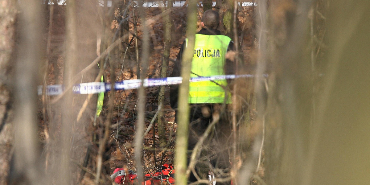 Martwy 36-latek znaleziony w lesie w Wielkopolsce. Wywieźli go tam policjanci