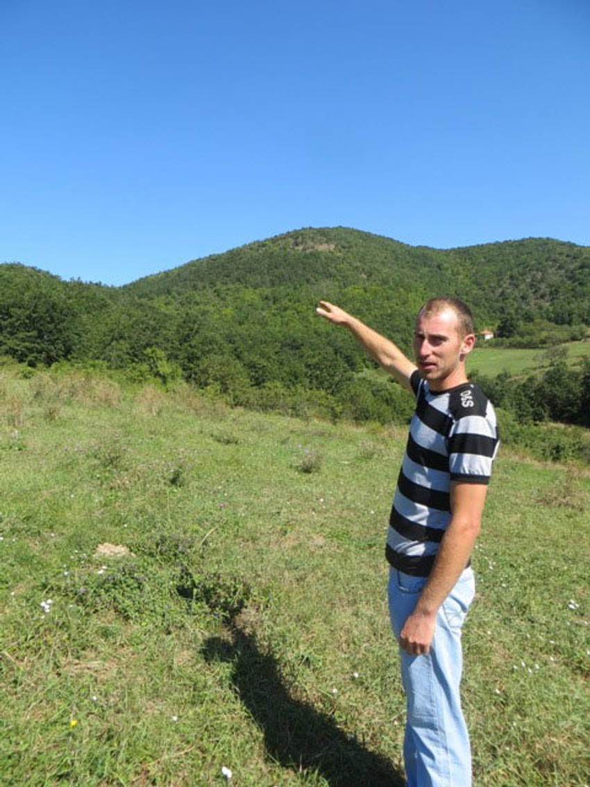 Strepi: Meštanin Veljko Veljović pokazuje odakle se puca