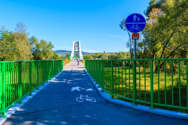 Uwaga, rowerzyści: trzeba jechać wolno i ustępować pieszym!