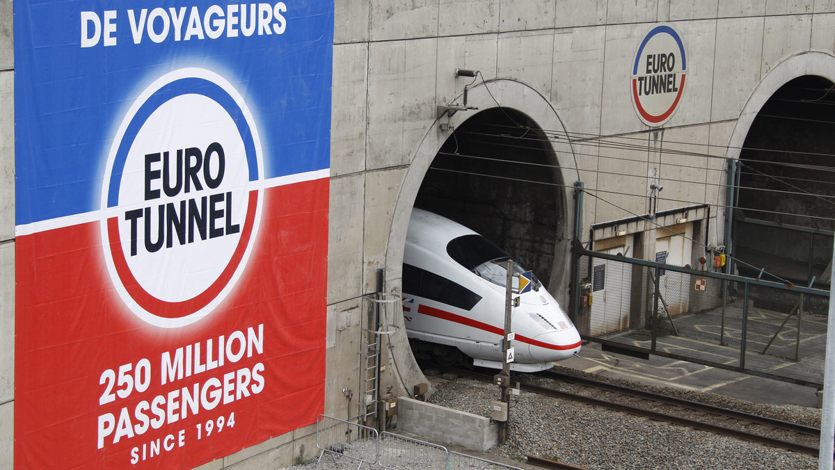 Ruch w Eurotunelu pod kanałem La Manche został po południu zawieszony w obu kierunkach, gdy strajkujący pracownicy francuskiej spółki promowej MyFerryLink podpalili na torach opony - poinformowała spółka Eurotunnel, będąca operatorem tunelu.